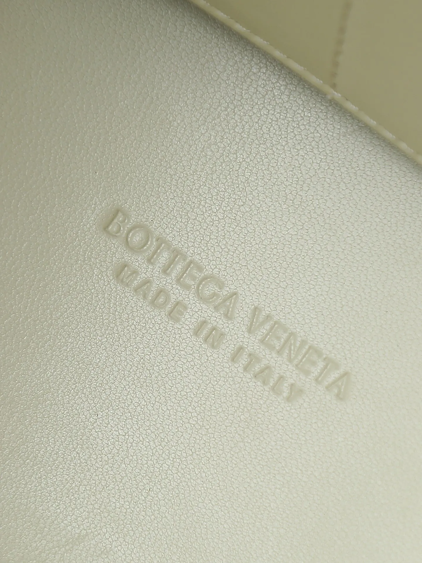 1550. Andiamo is shipping‼ ️Really popular🔥The new Andiamo woven handbag launched by Bottega Veneta this season is really popular all over the world! ! Celebrities at home and abroad have worn it, and Oscar-winning actress Michelle Yeoh has taken it out on the street. Song Jia, Trai Yala, Yu Feihong, Sanji Ayaka, Rosie Hunting-Whiteley, Yoshioka Riho, etc. have all worn this bag. It is classic and versatile and shows off your temperament, and the bag capacity is also large, which is very convenient for daily commuting! ! A variety of carrying methods, the shoulder straps can be adjusted by yourself, the original lambskin feels soft and delicate, and the unisex style breaks gender boundaries and brings a more practical and longer-lasting use experience. Andiamo, which has both elegant and casual styles, perfectly interprets the true appearance of "fashionable old money style". Style number: 766016 Size: 32*24*12